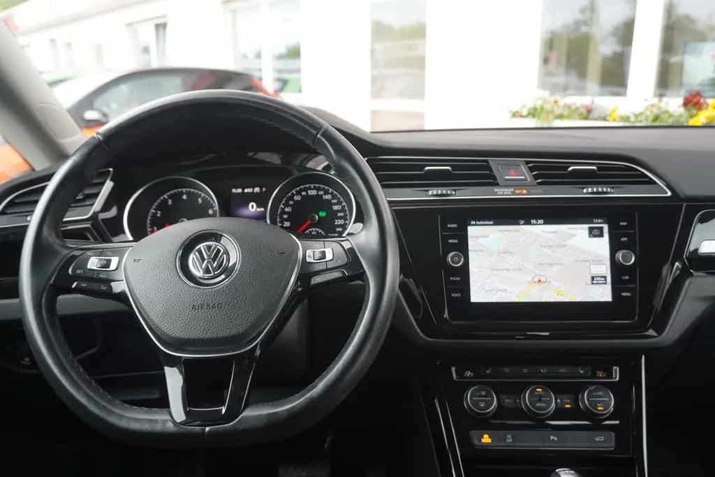 Volkswagen Touran 1.4 TSI R-Line Kamera AHK LED ACC Keyless 08/2018-photo-17