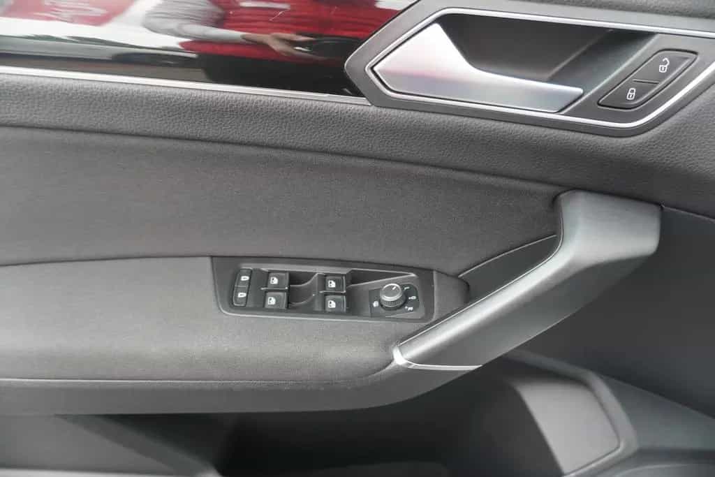Volkswagen Touran 1.4 TSI R-Line Kamera AHK LED ACC Keyless 08/2018-photo-24