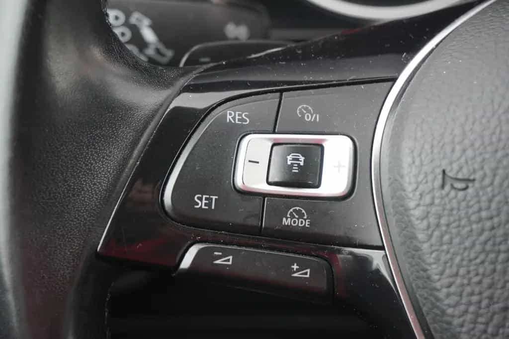 Volkswagen Touran 1.4 TSI R-Line Kamera AHK LED ACC Keyless 08/2018-photo-26