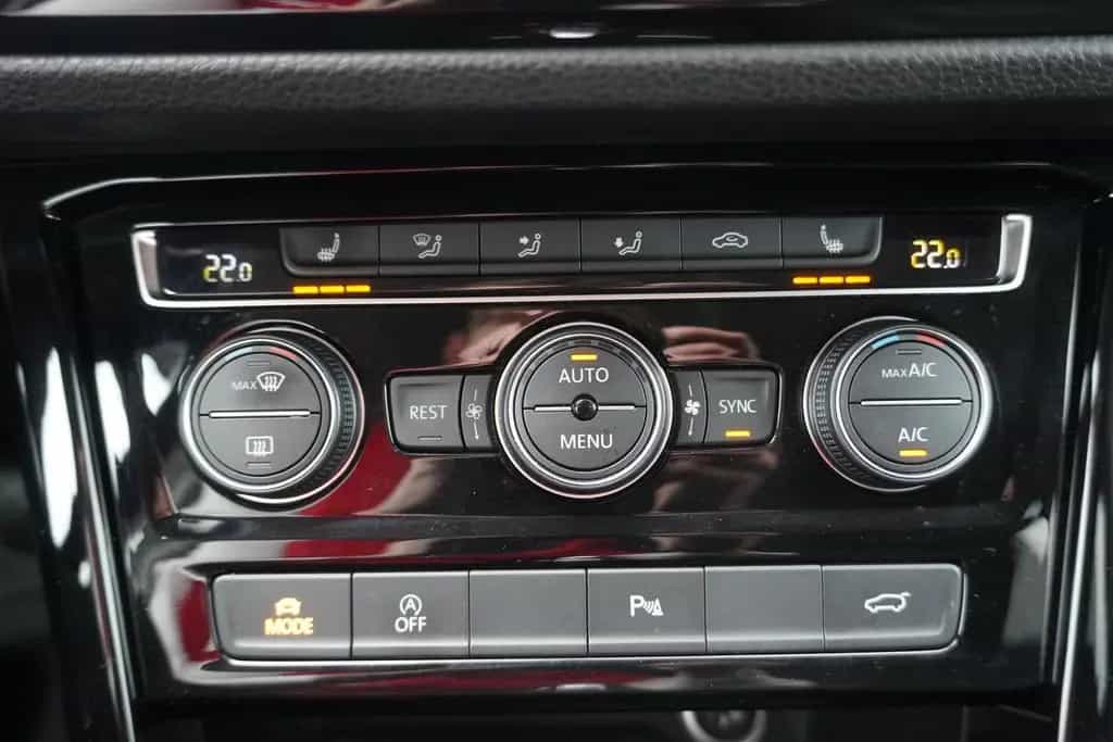 Volkswagen Touran 1.4 TSI R-Line Kamera AHK LED ACC Keyless 08/2018-photo-33