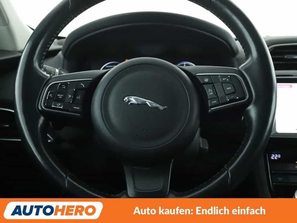 Jaguar F-Pace 20d Prestige AWD Aut.*NAV*XENON*ACC*CAM* 10/2016-photo-17
