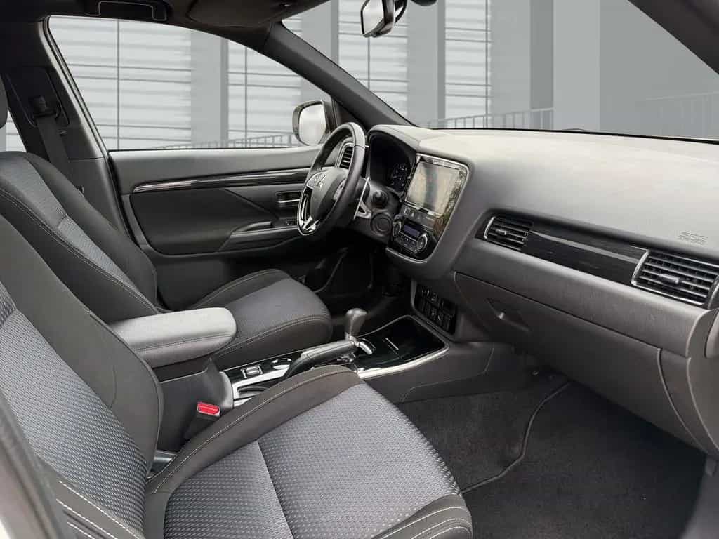 Mitsubishi Outlander Edition+ Black 2WD, CVT, AHK, 7-Sitzer 07/2018-photo-17