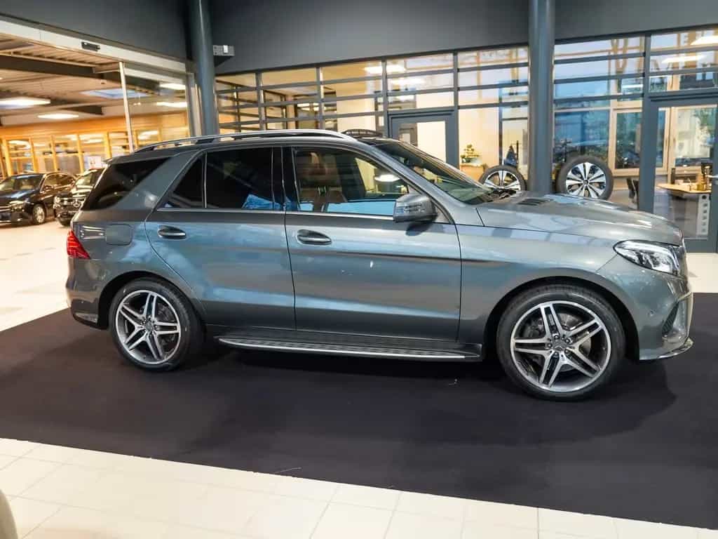 Mercedes-Benz GLE-Class 400 4M AMG Line Pano AIRMATIC 360° COMAND 03/2018-photo-2