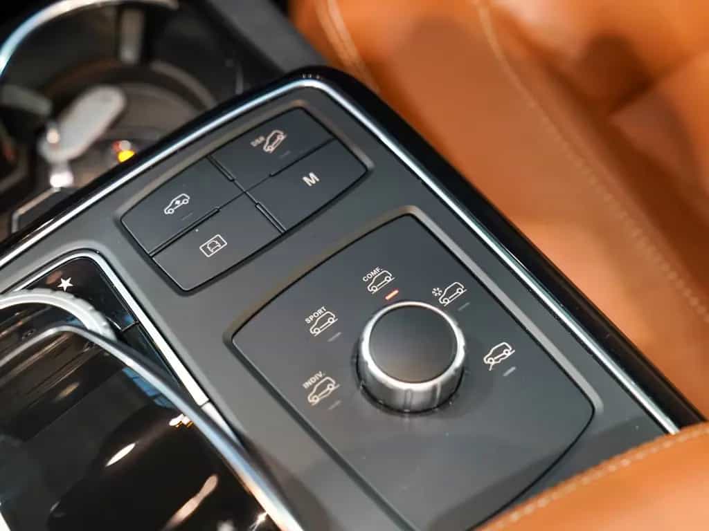 Mercedes-Benz GLE-Class 400 4M AMG Line Pano AIRMATIC 360° COMAND 03/2018-photo-29
