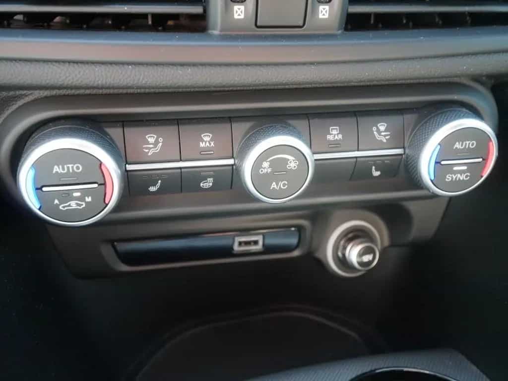 Alfa Romeo Giulia VELOCE 2.0 TURBO 16V 280 PS AT TECHNOLOGI 01/2025-photo-32