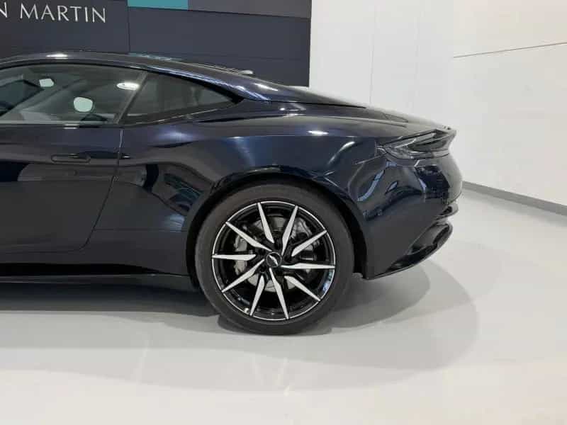 Aston Martin DB11 V12 Coupe 07/2017-photo-7
