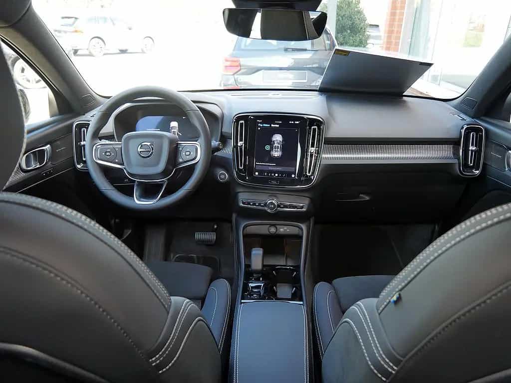 Volvo XC40 B4 Ultra Black Edition 08/2025-photo-11