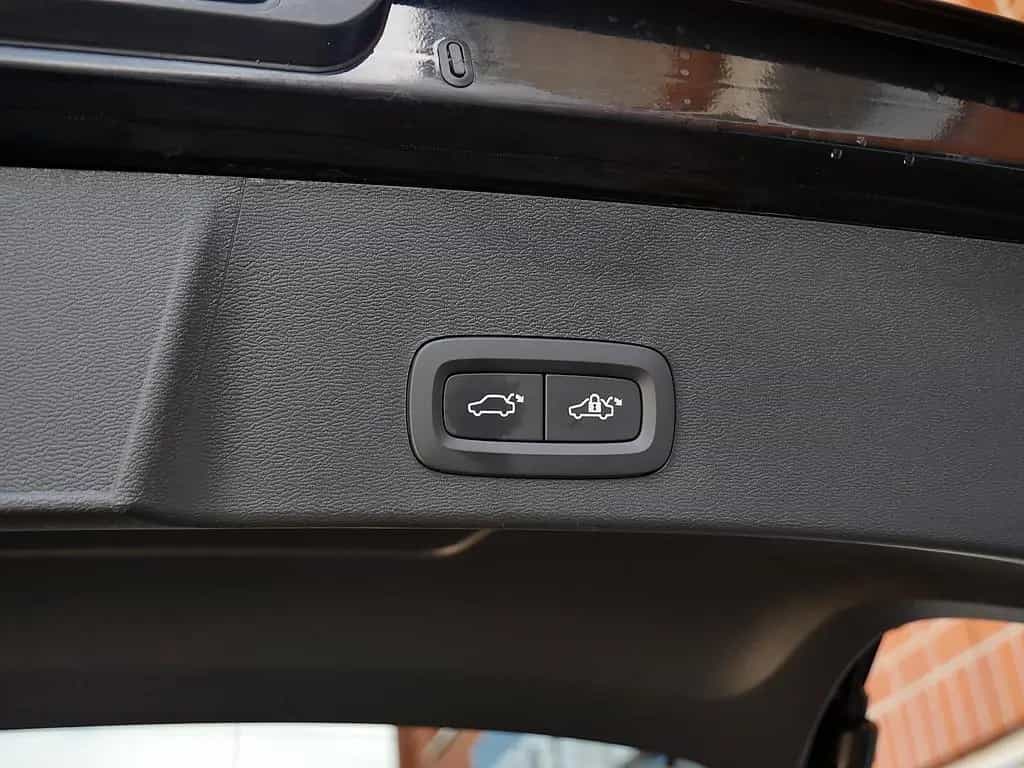 Volvo XC40 B4 Ultra Black Edition 08/2025-photo-16