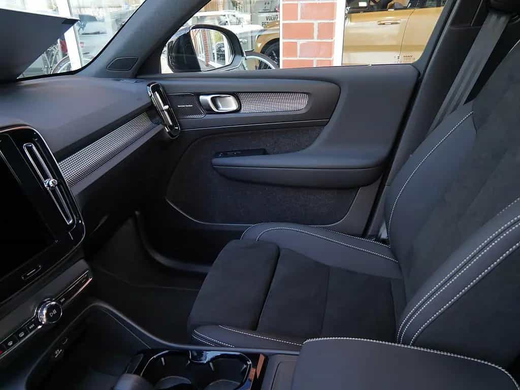 Volvo XC40 B4 Ultra Black Edition 08/2025-photo-36