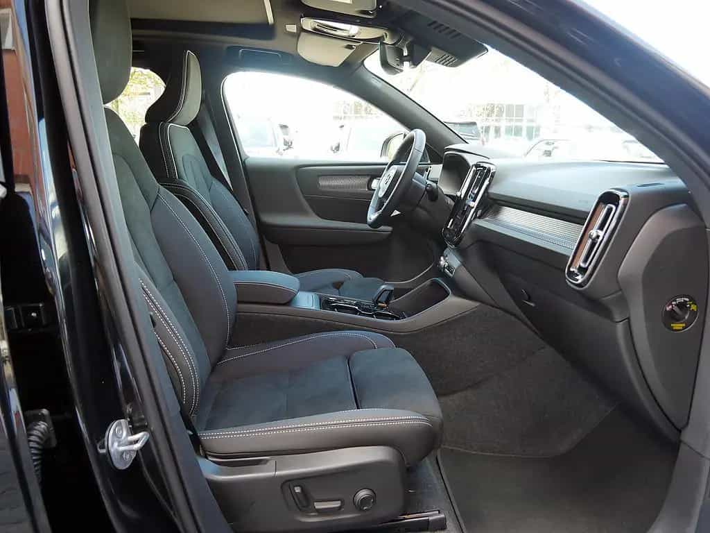 Volvo XC40 B4 Ultra Black Edition 08/2025-photo-9