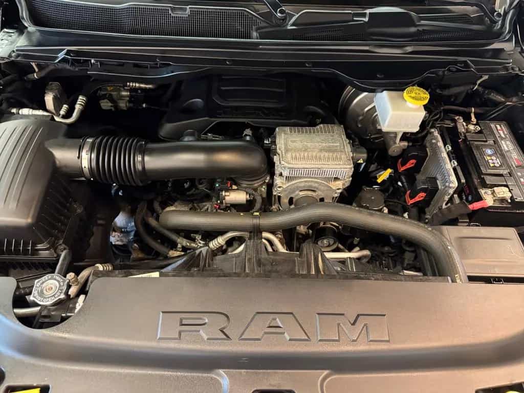 Dodge RAM 1500 5.7 Laramie / 4x4 / HUD / Pano / 360° 07/2021-photo-11