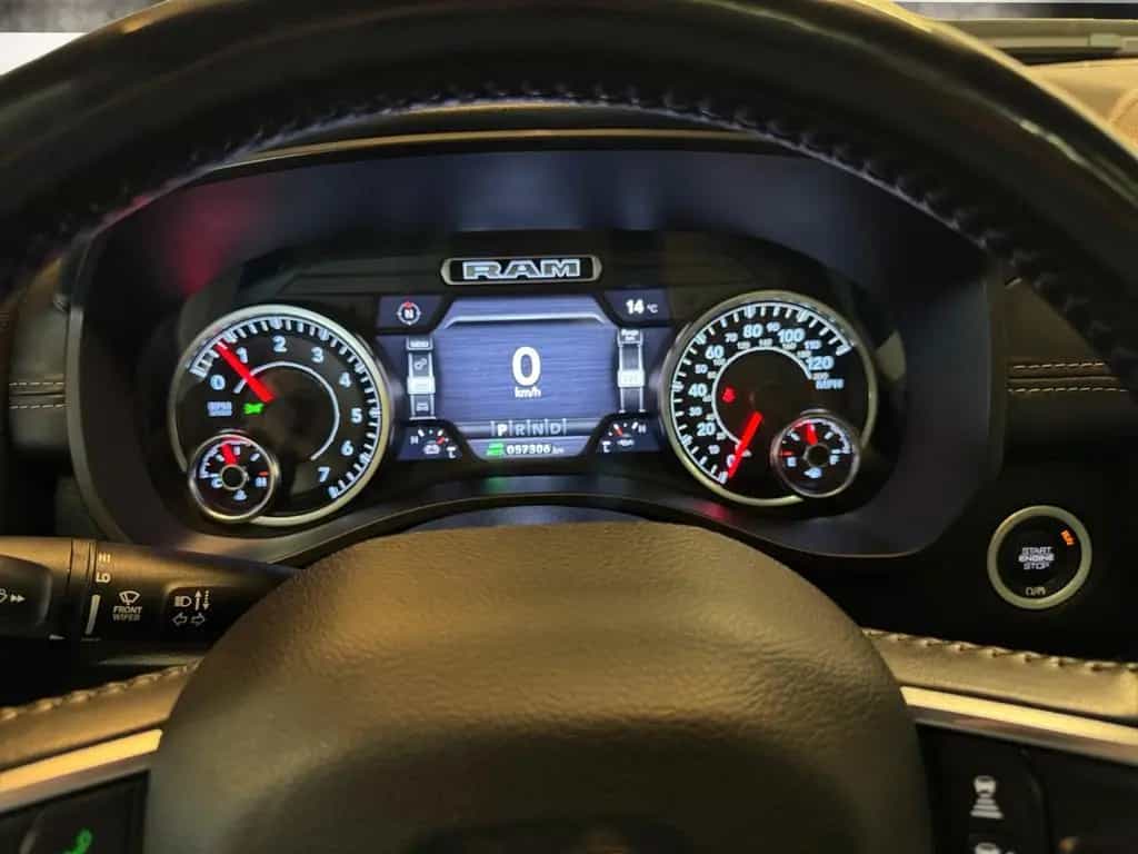 Dodge RAM 1500 5.7 Laramie / 4x4 / HUD / Pano / 360° 07/2021-photo-18