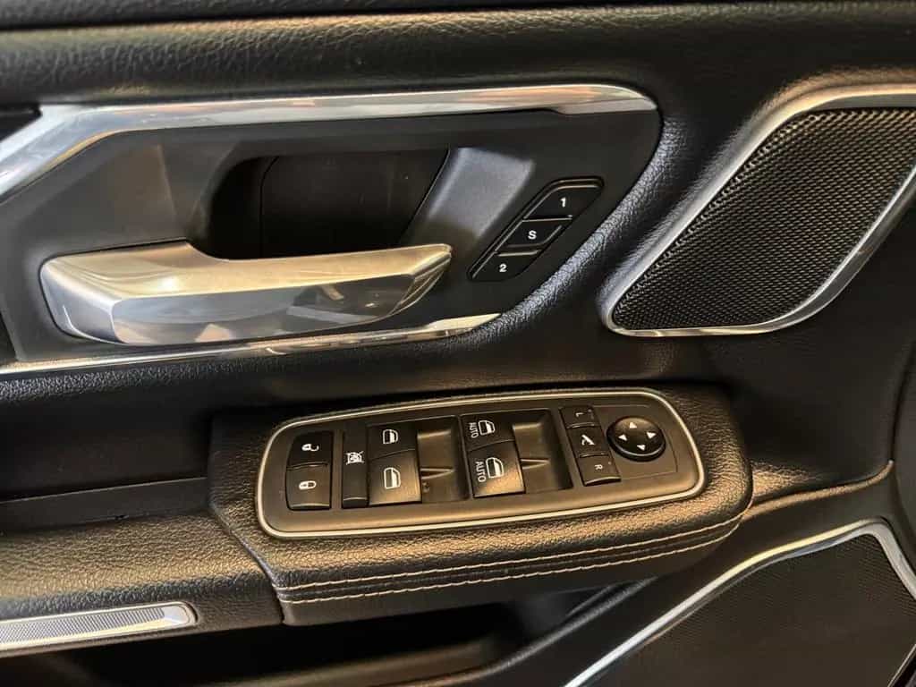 Dodge RAM 1500 5.7 Laramie / 4x4 / HUD / Pano / 360° 07/2021-photo-27