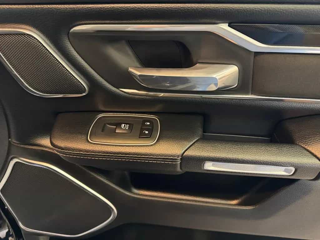 Dodge RAM 1500 5.7 Laramie / 4x4 / HUD / Pano / 360° 07/2021-photo-28