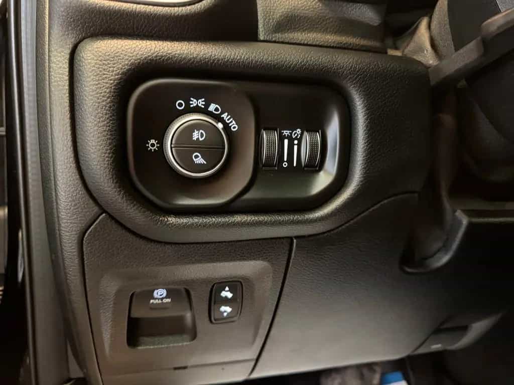 Dodge RAM 1500 5.7 Laramie / 4x4 / HUD / Pano / 360° 07/2021-photo-29