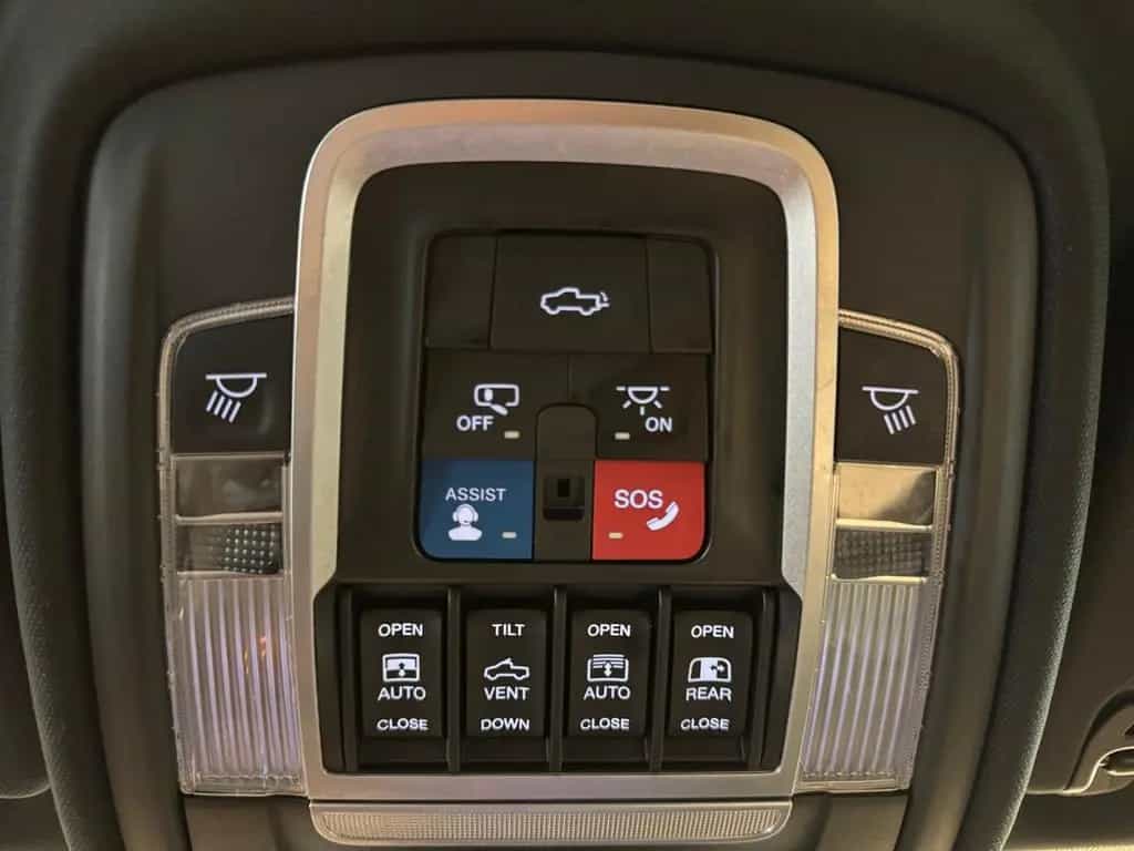 Dodge RAM 1500 5.7 Laramie / 4x4 / HUD / Pano / 360° 07/2021-photo-31