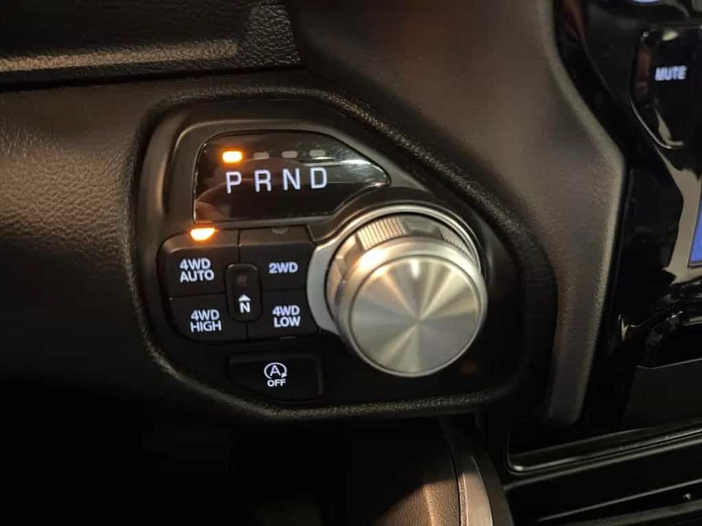 Dodge RAM 1500 5.7 Laramie / 4x4 / HUD / Pano / 360° 07/2021-photo-32