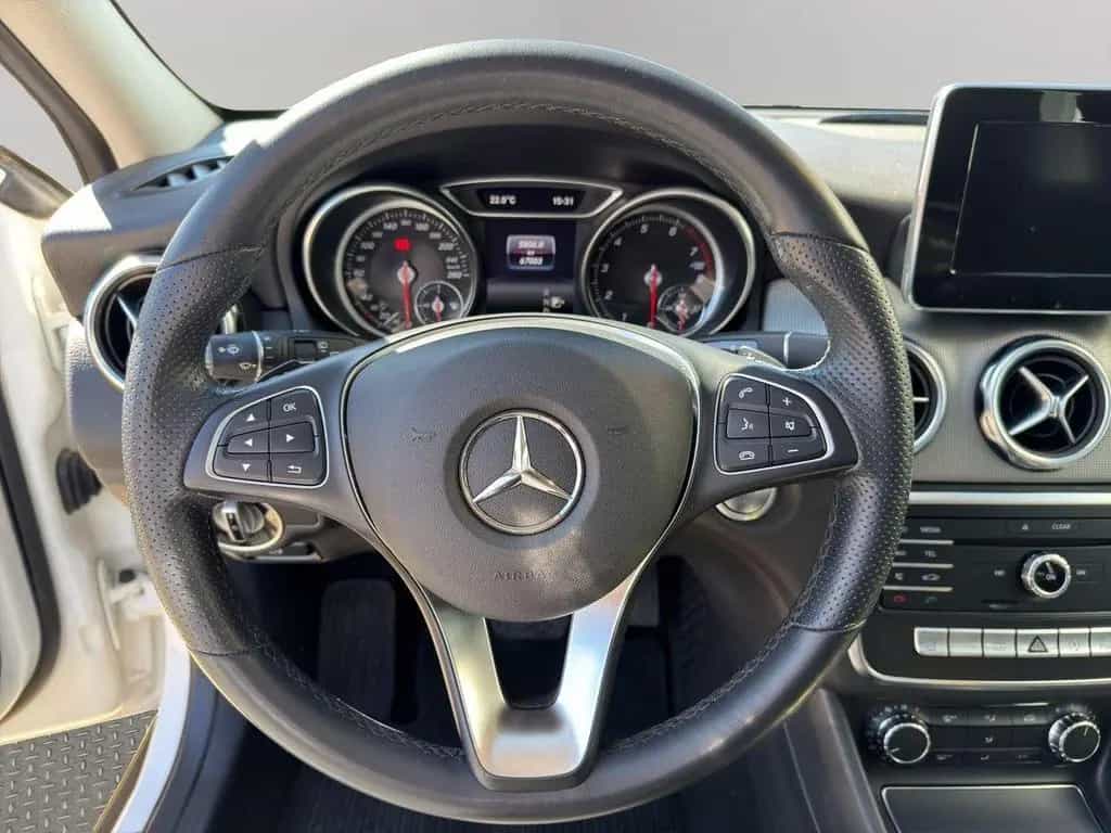 Mercedes-Benz GLA 200 PANO / SHZ / NAVI 09/2019-photo-10