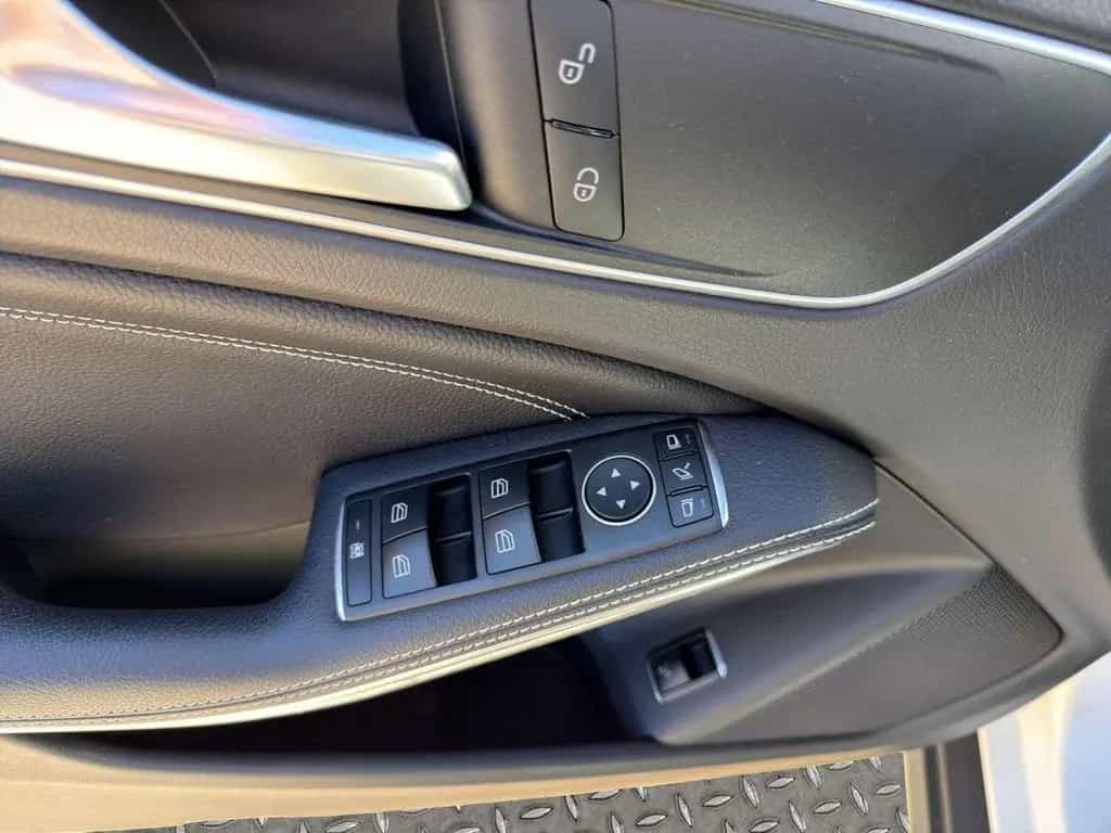 Mercedes-Benz GLA 200 PANO / SHZ / NAVI 09/2019-photo-12