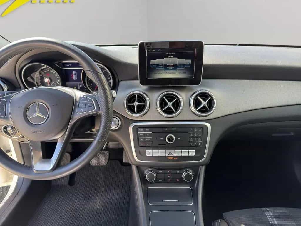 Mercedes-Benz GLA 200 PANO / SHZ / NAVI 09/2019-photo-14