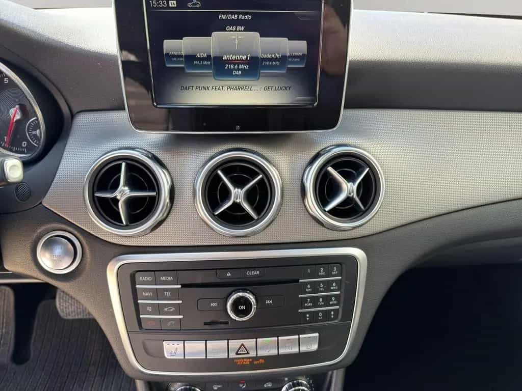 Mercedes-Benz GLA 200 PANO / SHZ / NAVI 09/2019-photo-16