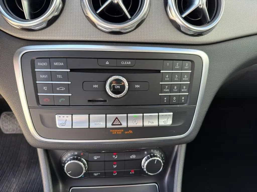 Mercedes-Benz GLA 200 PANO / SHZ / NAVI 09/2019-photo-17