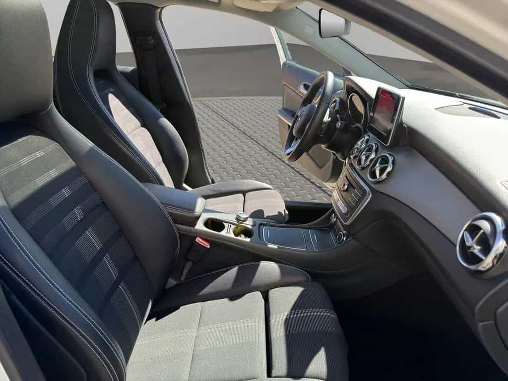 Mercedes-Benz GLA 200 PANO / SHZ / NAVI 09/2019-photo-18