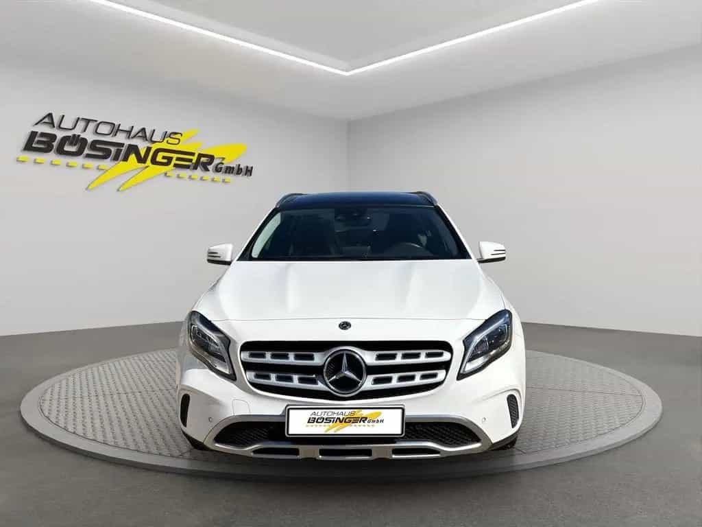Mercedes-Benz GLA 200 PANO / SHZ / NAVI 09/2019-photo-2