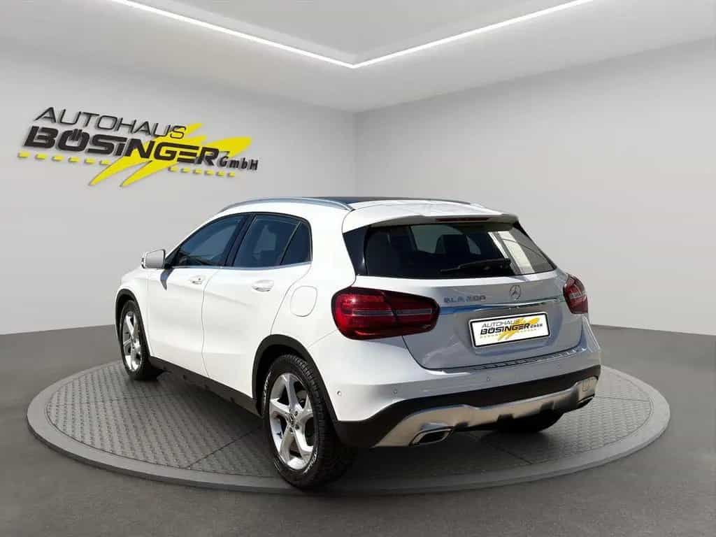 Mercedes-Benz GLA 200 PANO / SHZ / NAVI 09/2019-photo-4