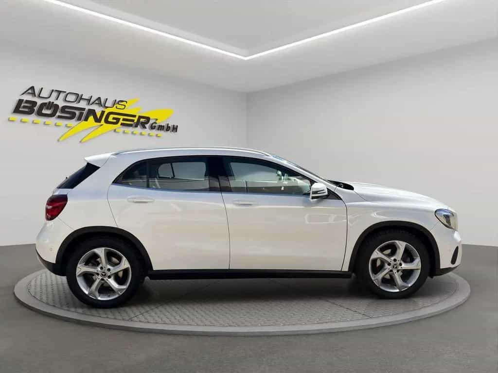 Mercedes-Benz GLA 200 PANO / SHZ / NAVI 09/2019-photo-7