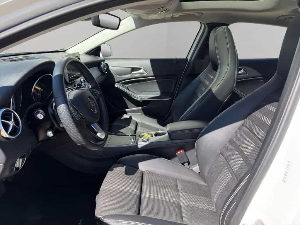 Mercedes-Benz GLA 200 PANO / SHZ / NAVI 09/2019-photo-9