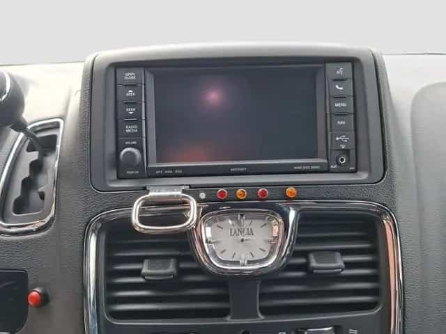 Chrysler Voyager S Paravan Rollstuhlumbau 07/2016-photo-14