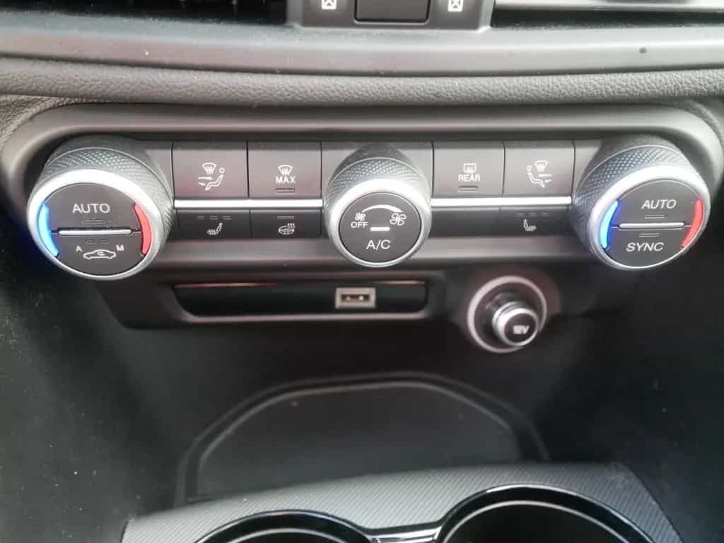 Alfa Romeo Giulia COMPETIZIONE 2.0 TURBO 16V 280 PS AT8 Q4 08/2023-photo-27