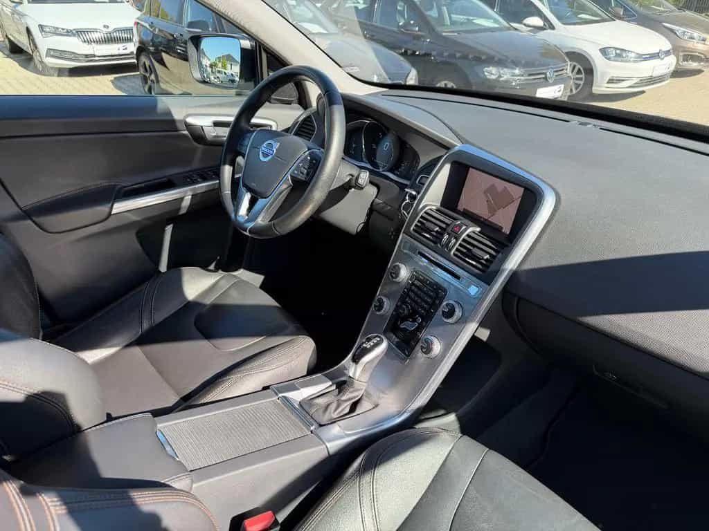 Volvo XC 60 XC60 Summum 2WD AHK Leder SHZ PDC Xenon 03/2017-photo-10