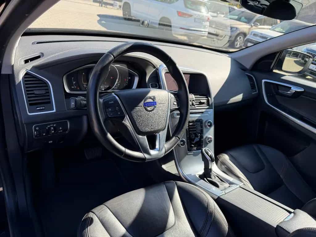 Volvo XC 60 XC60 Summum 2WD AHK Leder SHZ PDC Xenon 03/2017-photo-13