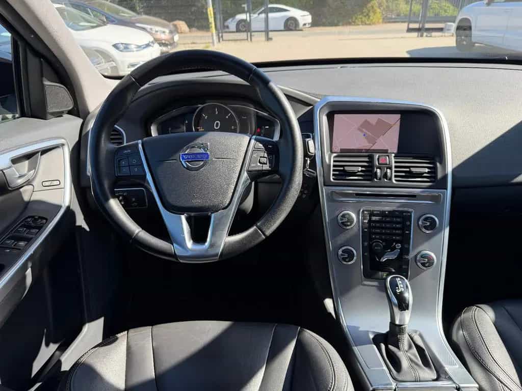 Volvo XC 60 XC60 Summum 2WD AHK Leder SHZ PDC Xenon 03/2017-photo-16
