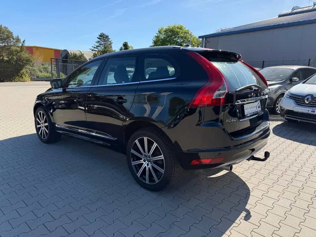 Volvo XC 60 XC60 Summum 2WD AHK Leder SHZ PDC Xenon 03/2017-photo-4