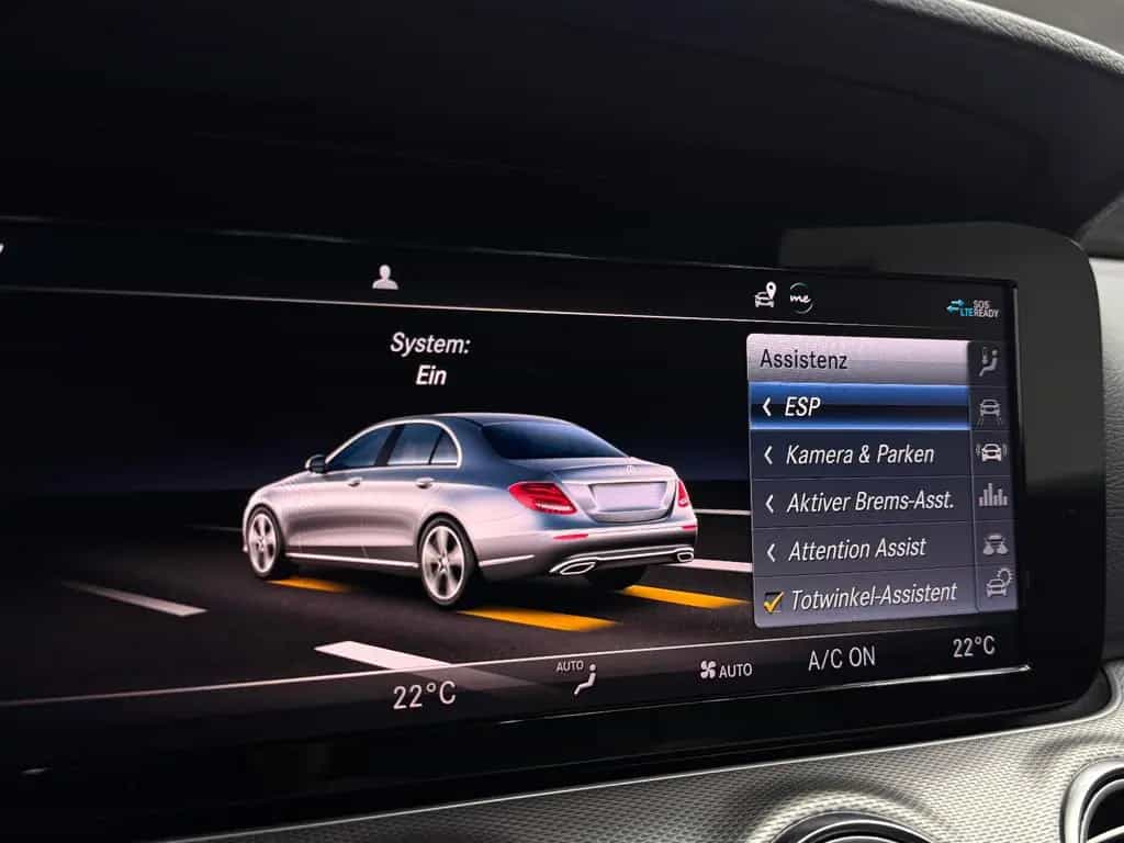 Mercedes-Benz E-Class 200 Lim. Avantgarde Night Keyless Standheiz. 11/2018-photo-23