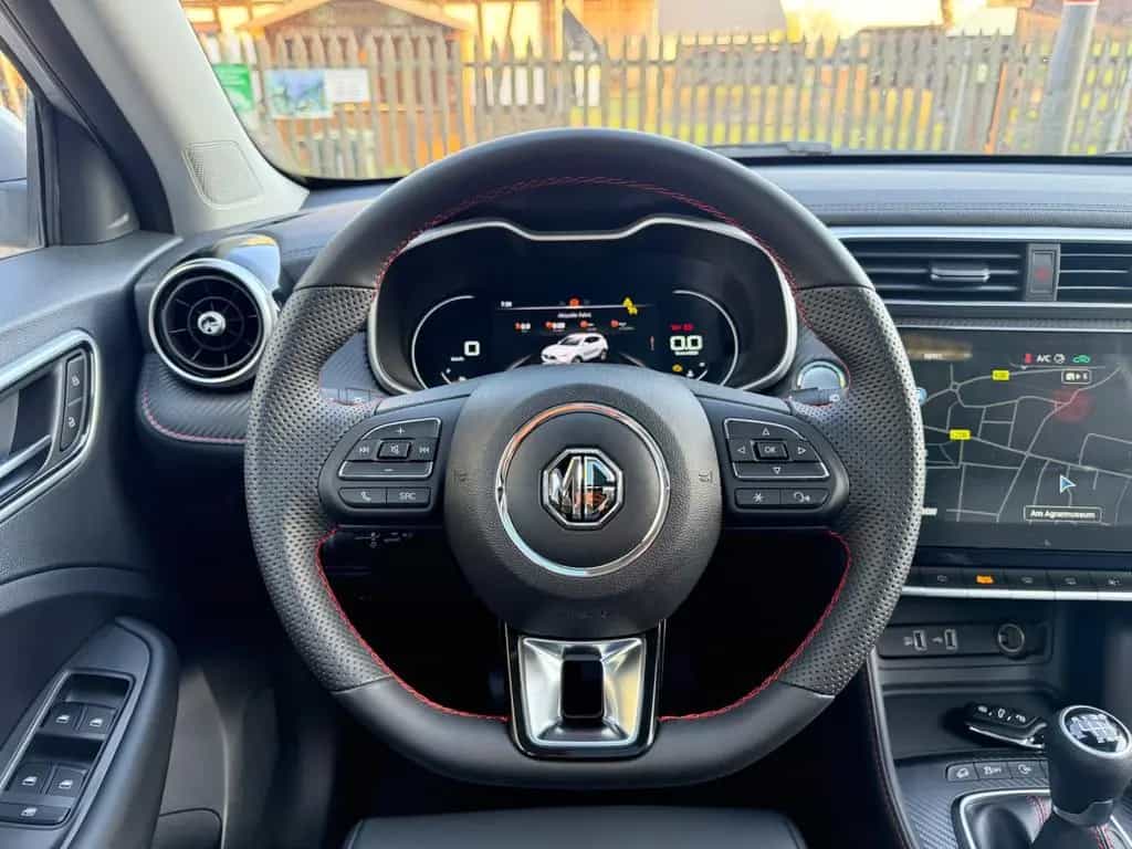 MG ZS Luxury LED*PANO*KEYLESS*360°*LEDER*Rote Nähte 06/2024-photo-26