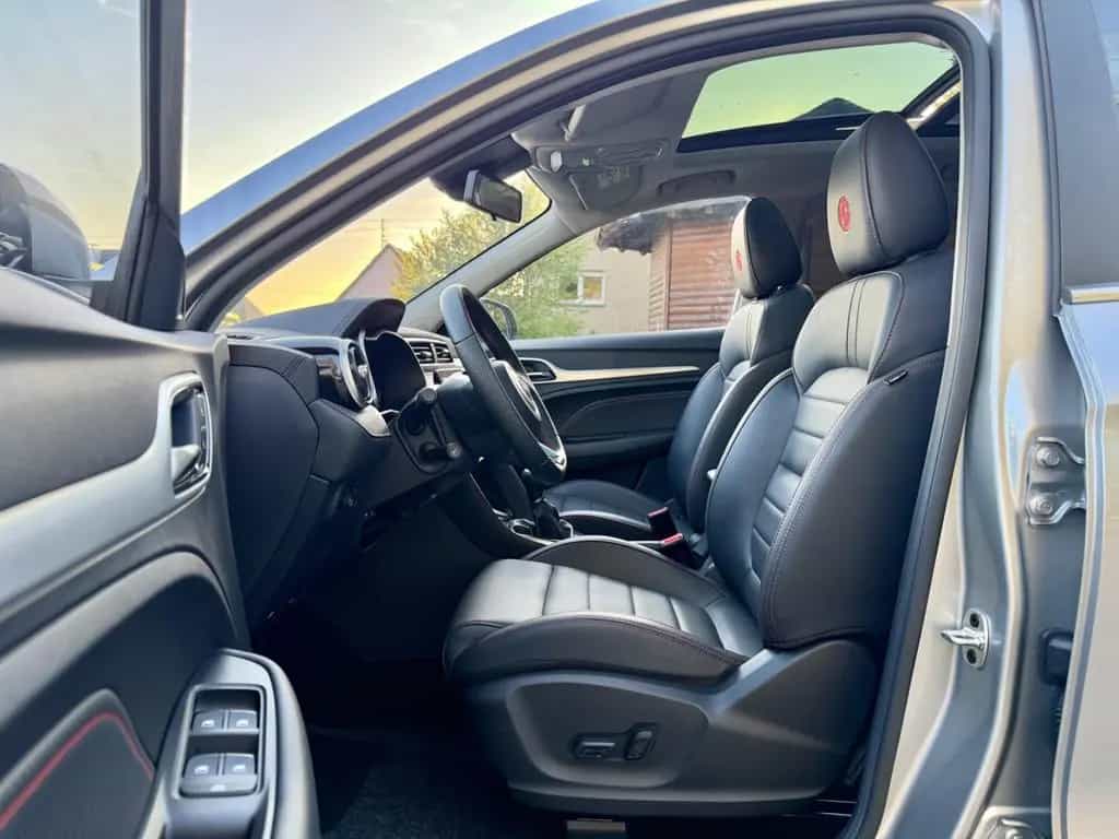 MG ZS Luxury LED*PANO*KEYLESS*360°*LEDER*Rote Nähte 06/2024-photo-4