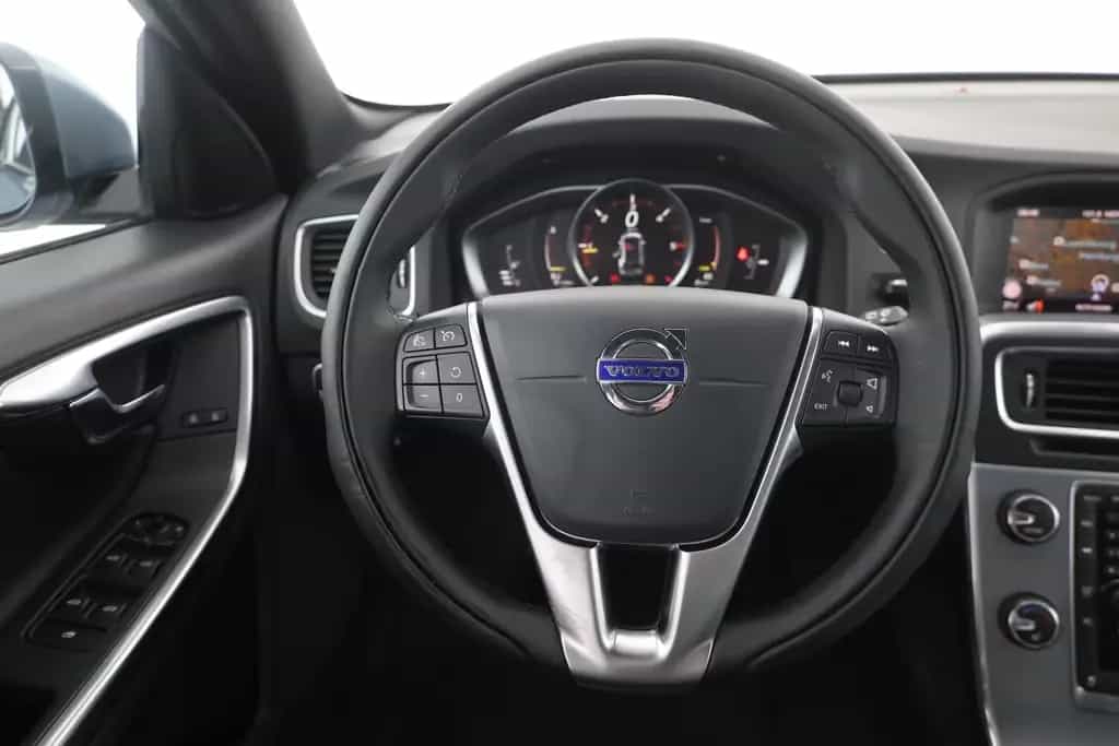 Volvo V60 Kombi 2.0 Linje Svart Bi-Xenon Navi Leder 02/2018-photo-13