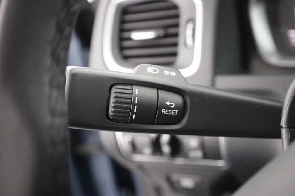 Volvo V60 Kombi 2.0 Linje Svart Bi-Xenon Navi Leder 02/2018-photo-17