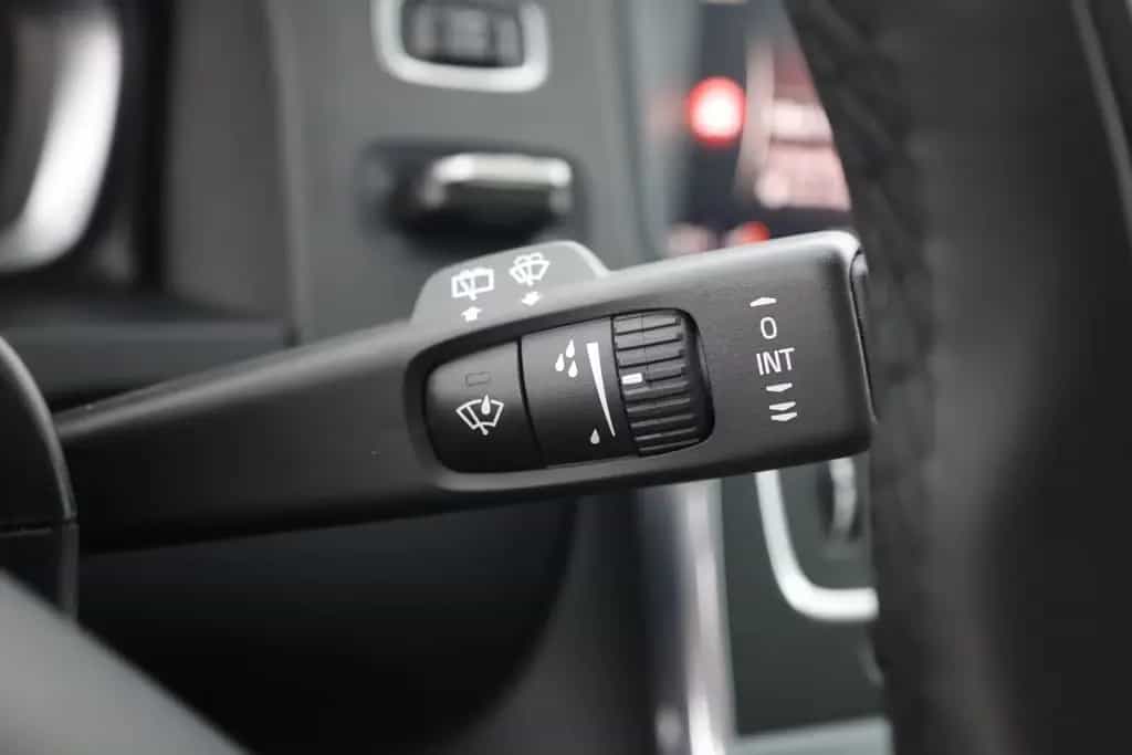 Volvo V60 Kombi 2.0 Linje Svart Bi-Xenon Navi Leder 02/2018-photo-18