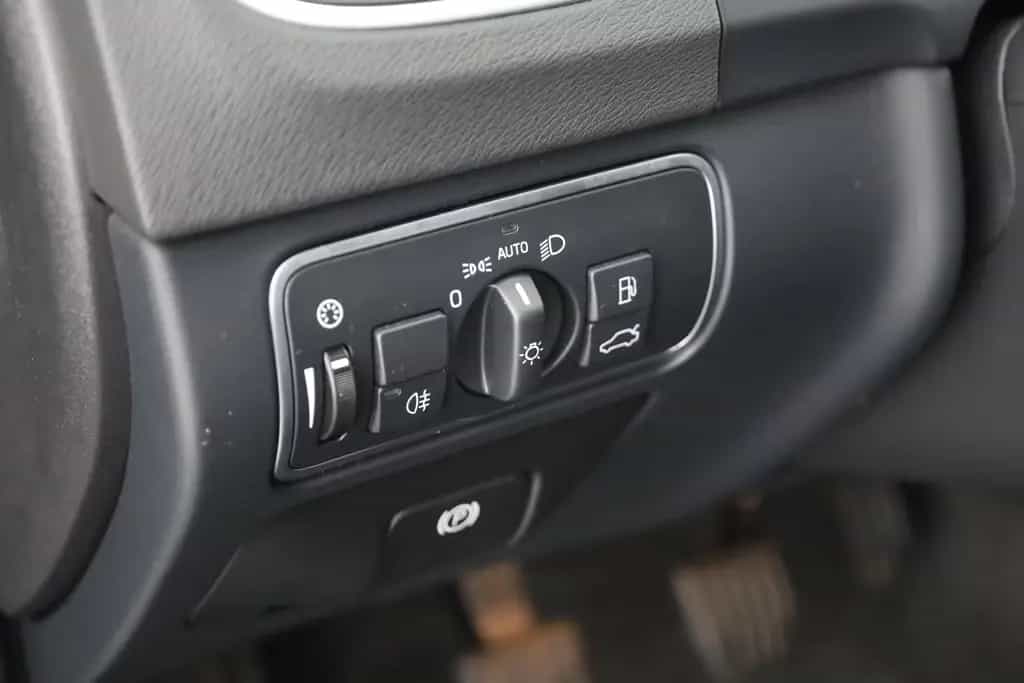 Volvo V60 Kombi 2.0 Linje Svart Bi-Xenon Navi Leder 02/2018-photo-19