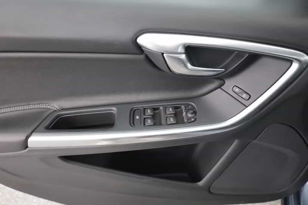 Volvo V60 Kombi 2.0 Linje Svart Bi-Xenon Navi Leder 02/2018-photo-20