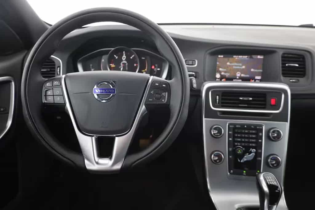 Volvo V60 Kombi 2.0 Linje Svart Bi-Xenon Navi Leder 02/2018-photo-9