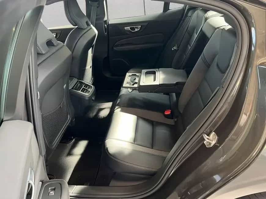 Volvo S60 B4 R-Design Glasd 360° PilotAssist 19'' Stan 07/2022-photo-17