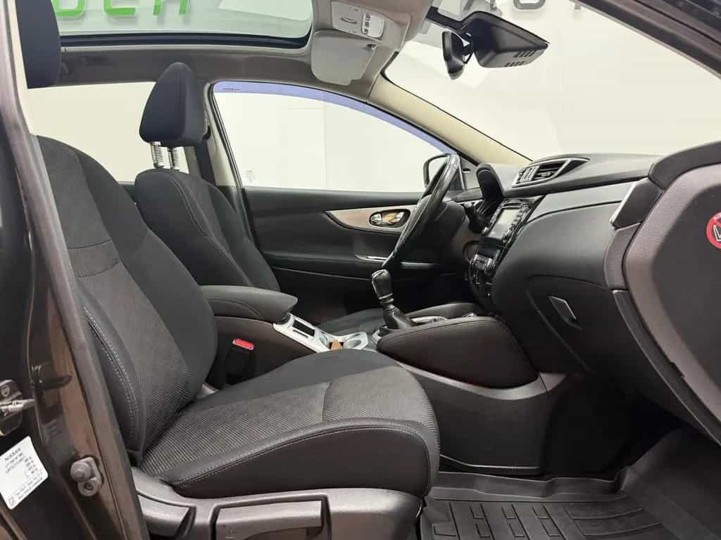 Nissan Qashqai Visia PANORAMA / 360°KAMERA / TEMPOMAT 08/2015-photo-10