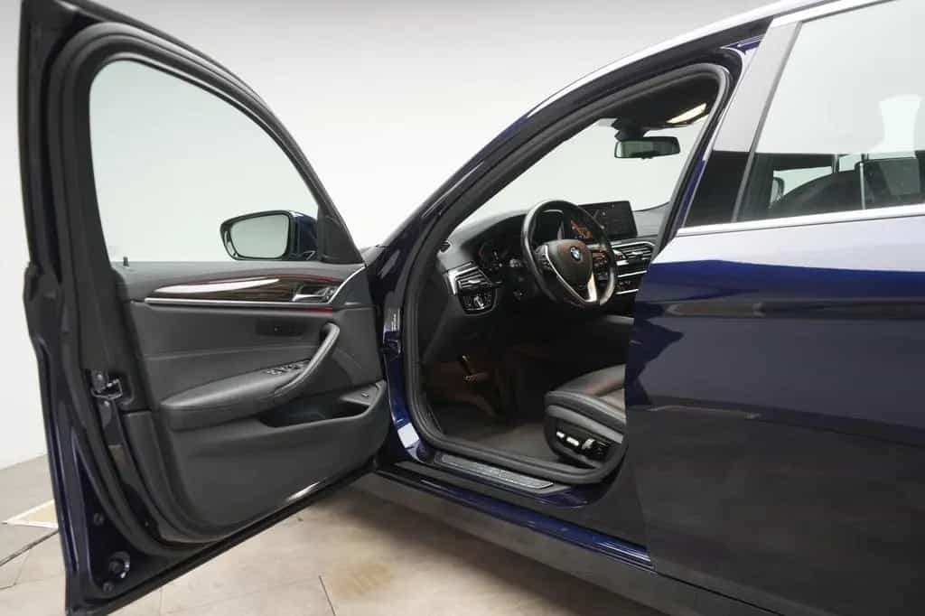 BMW 5 Series 520 i Luxury Line 11/2020-photo-11