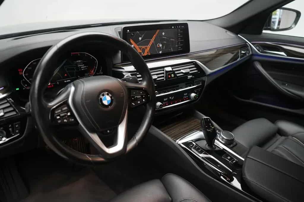 BMW 5 Series 520 i Luxury Line 11/2020-photo-12
